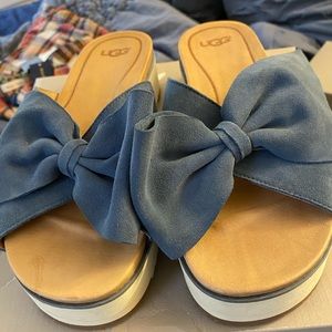 (USED) UGG BLUE BOW PLATFORM SLIP-ON SANDALS